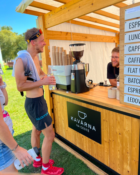 Kavárna na cestě na sportovní akci