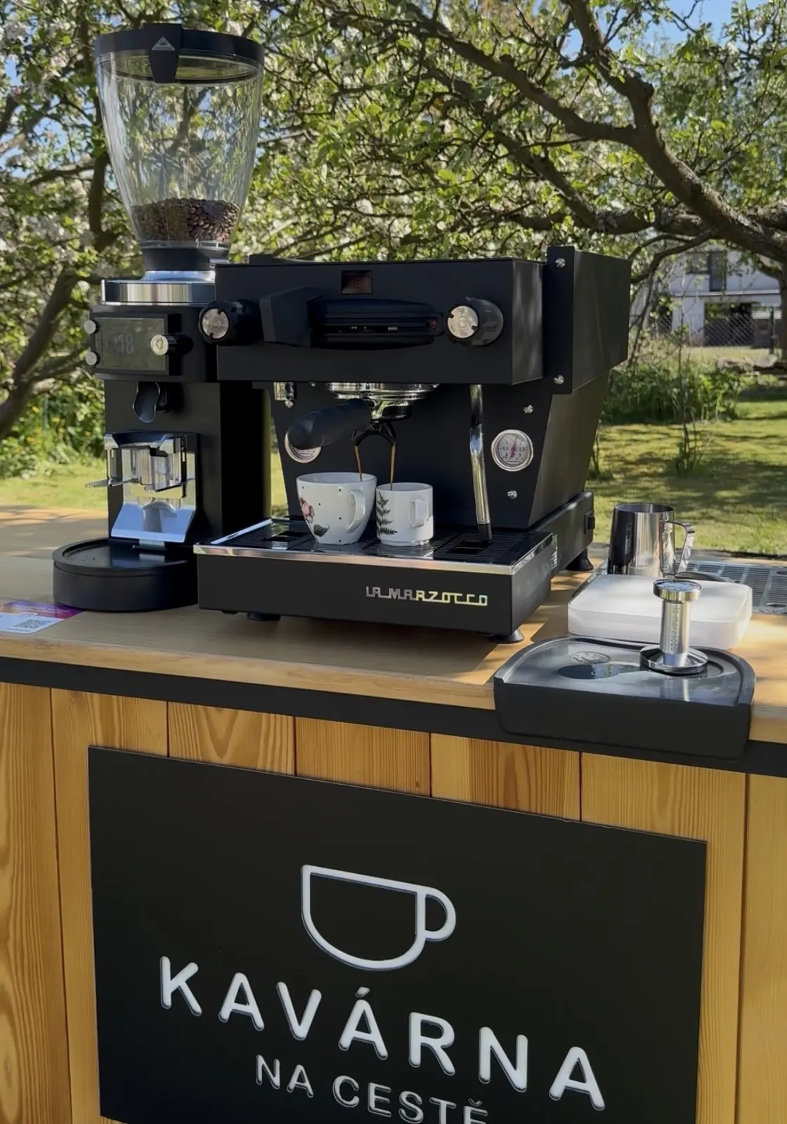 Příprava brazilské kávy v moka konvičce a v espressu, mletá káva